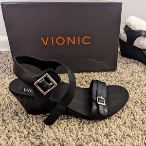 NWT Vionic black wedge